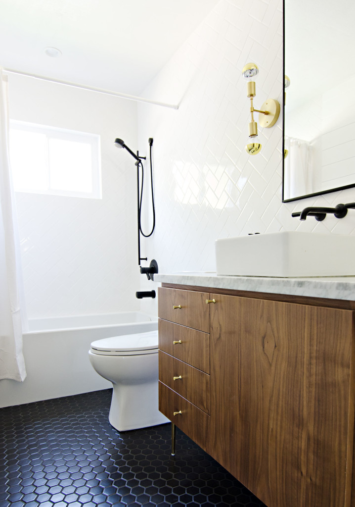 California Modern brass, wood & marble bathroom | brittanyMakes