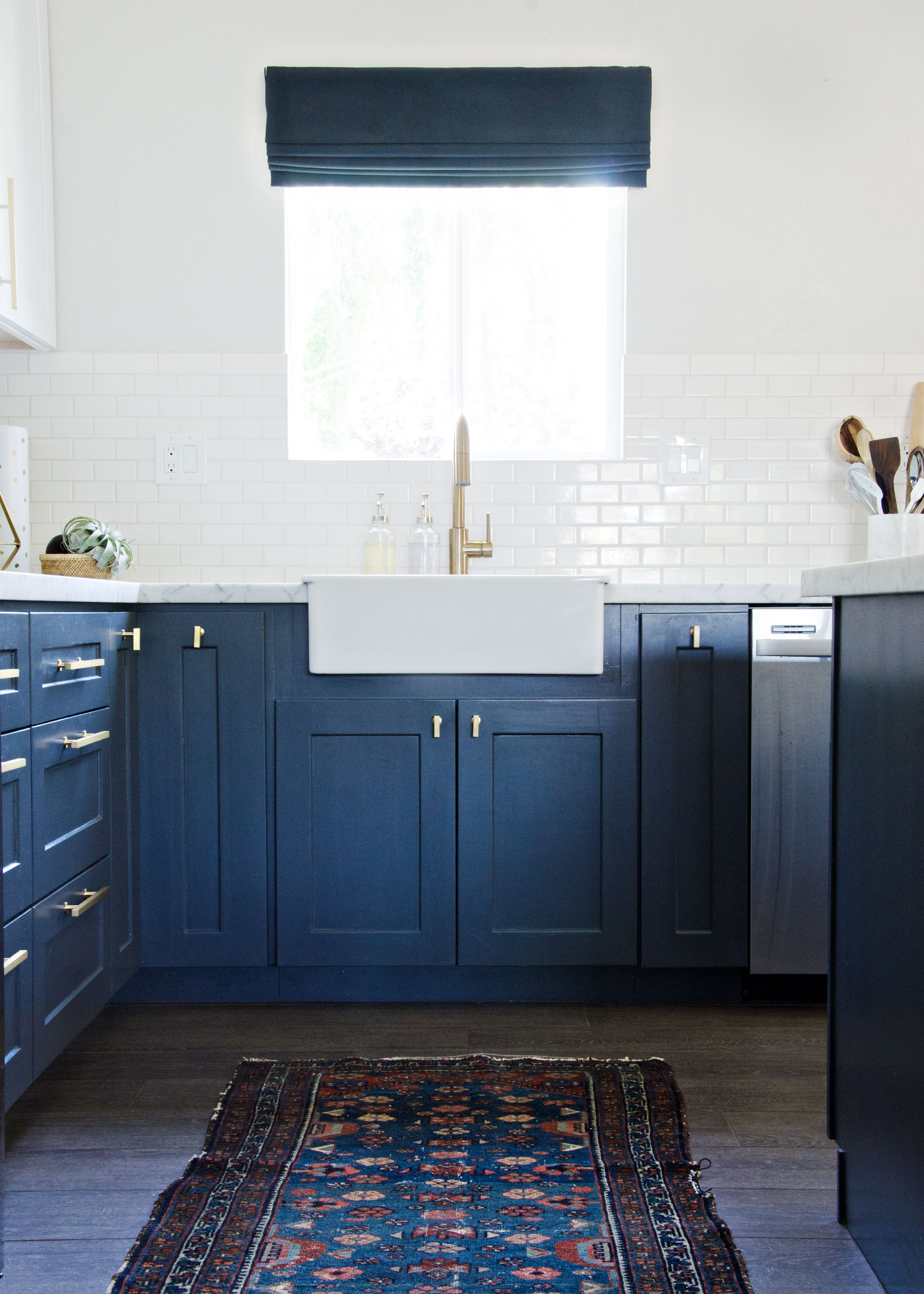 navy kitchen with gold accents // brittanyMakes