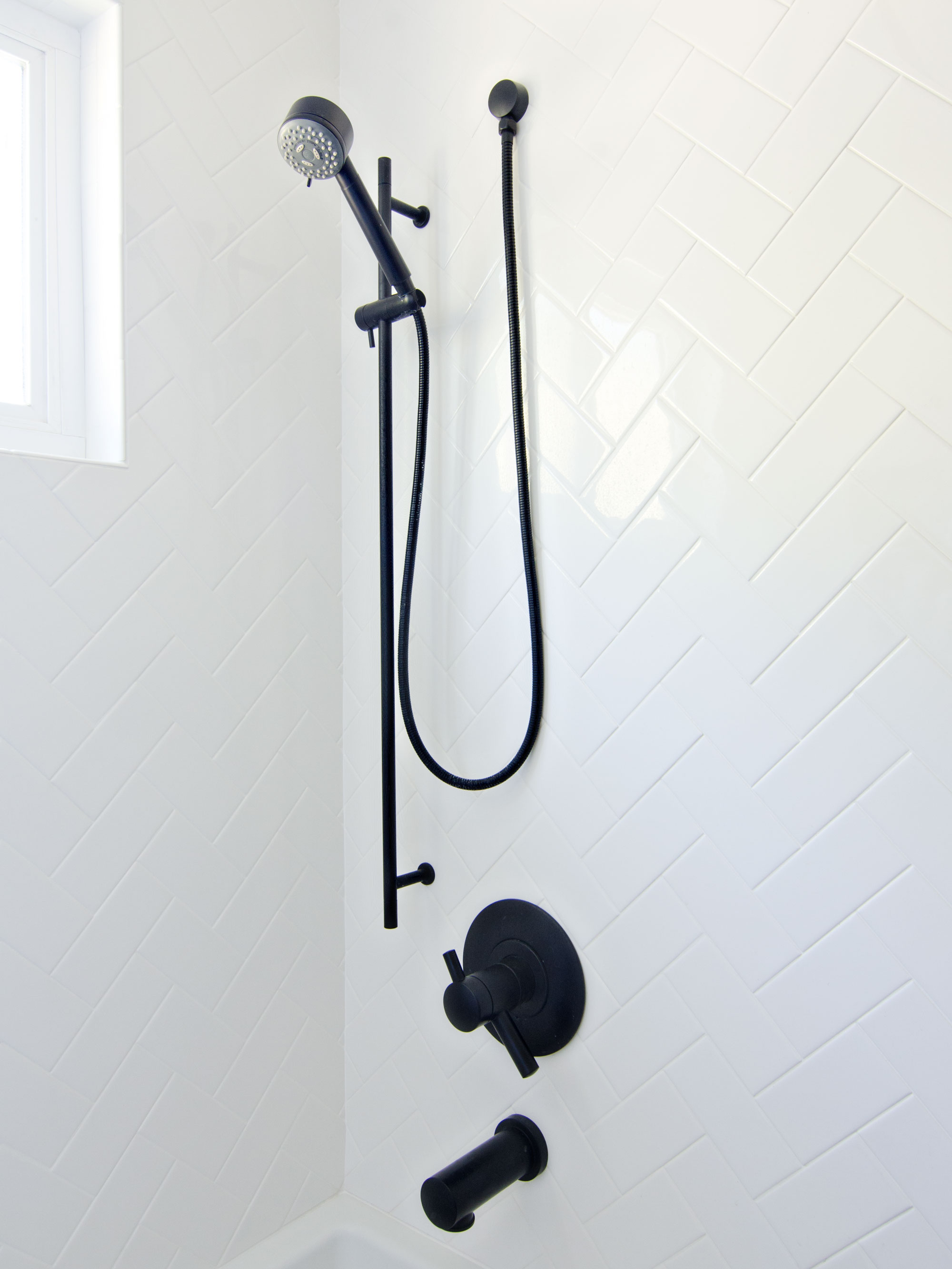 Matte black Jason Wu Brizo shower head & faucet | brittanyMakes